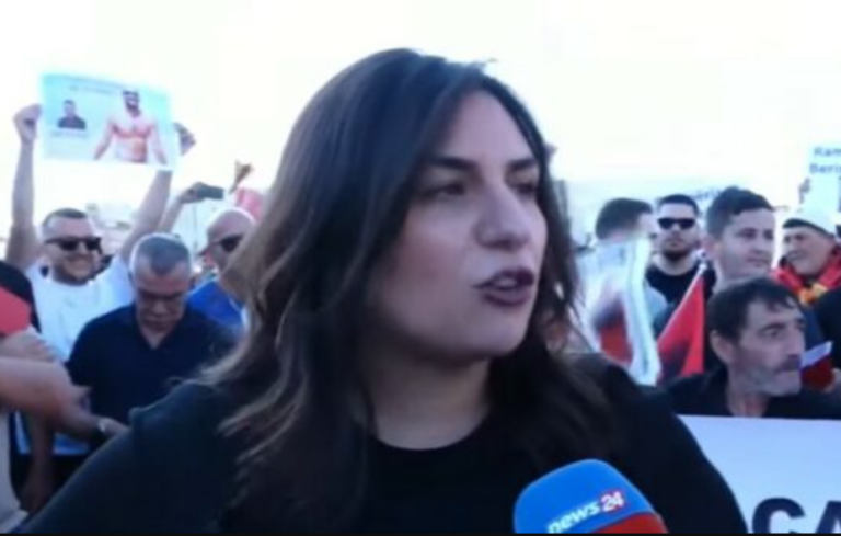Pedagogia shqiptare vjen nga Suedia për protestën, thirrje diasporës: Koha për bashkim kombëtar