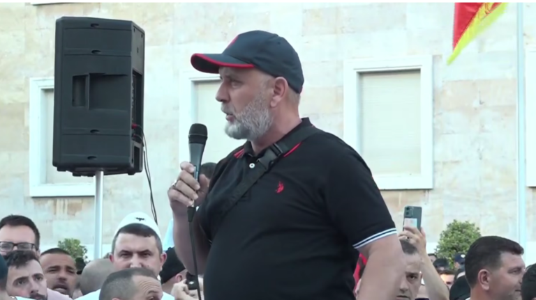 Alfred Çako në protestë: Rama s’ka rrugë veç largimit