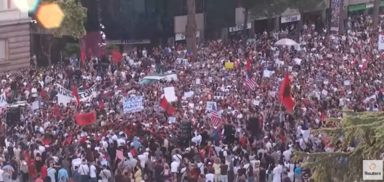 Protestuesit: Berisha të ikë, Opozita jemi ne!