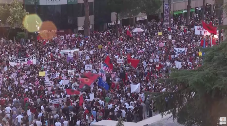 Protesta për Zvërnecin transmetohet LIVE në Reuters: Shqiptarët protestojnë kundër një resorti luksoz