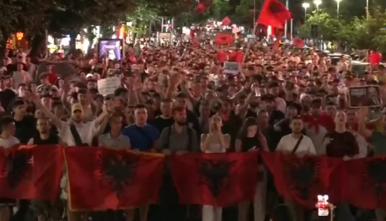 Të rinjtë marshim në rrugët e Tiranës, thirrje kundër Ramës: Dorëhiqu