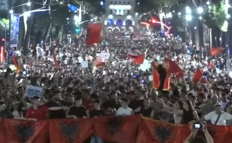 Protesta shtrihet mbi 1.5 km, qytetarët marshojnë nga ”Nënë Tereza” deri te ”Rruga e Kavajës”