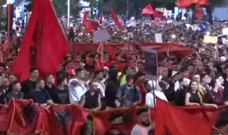 Mbi 4 orë dhe ende vijon marshimi në Tiranë