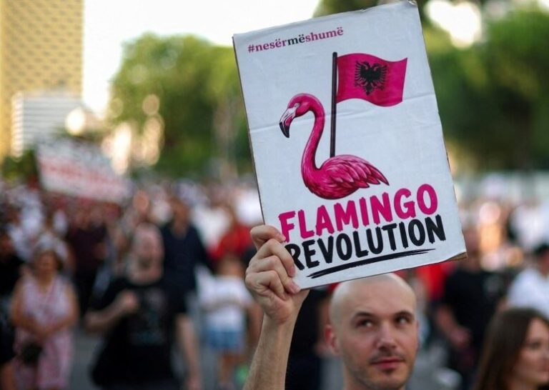 “Revolucioni i Flamingove” përplas Ramën me Iranin