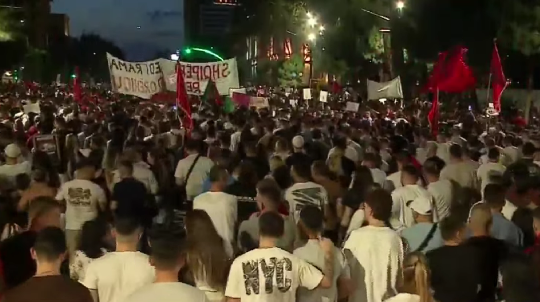 Përfundojnë fjalimet e protestës  vijon marshimi i qytetarëve