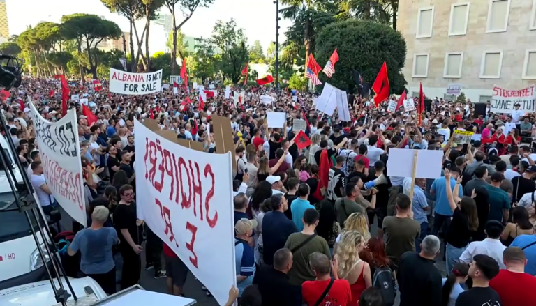 Dita e 11-të përballë Kryeministrisë, protestuesja: Mos u përçani. Jemi përtej partive politike, jemi për Shqipërinë