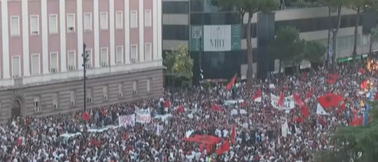 Pankarta me kërkesat në protestë: Qeveri e re, mandat 1-2 vjeçar për kryeministrin