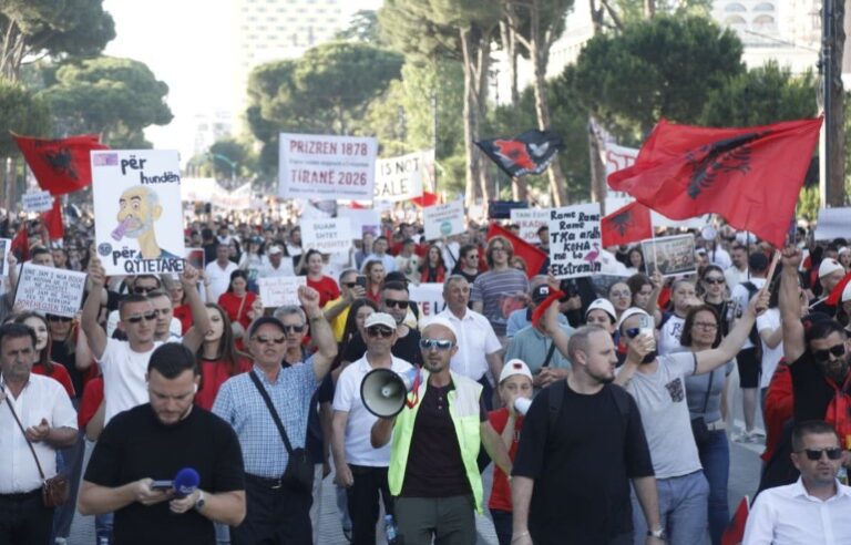 Protesta: Forum kombëtar, por pa Ramën, Berishën, Agron Shehaj dhe Adriatik Lapaj!