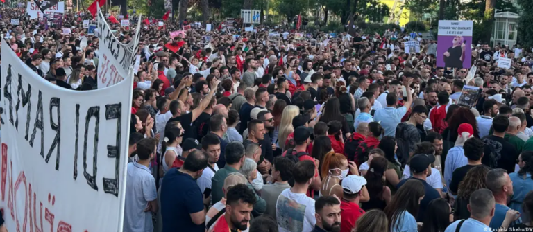 Radio gjermane DW: Protestat në Shqipëri, qeveria duhet të pyesë veten “Pse?“
