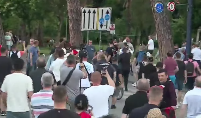 VIDEO/ Plas sherri në protestë, ndërhyn Garda dhe Forcat e Policisë