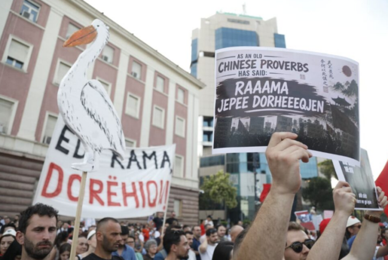 Protestuesit drejt variantit “C”, do rrethojnë kryeministrinë ditë-natë!