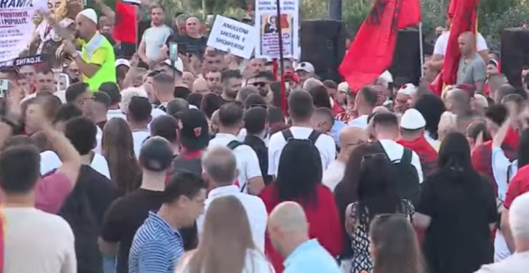 Protestuesit: Berisha jepe dorëheqjen ti i pari se Ramën e marrim përpara!