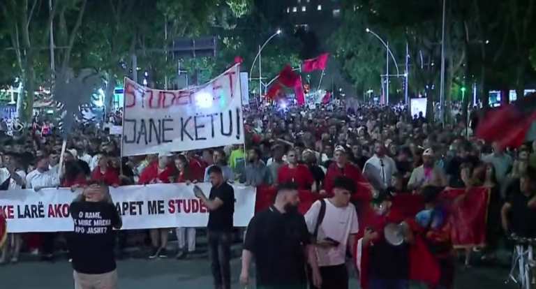 Protestuesit ecin rrugëve të Tiranës me këngë patriotike: Po ku ka si ty o Shqipëria ime?