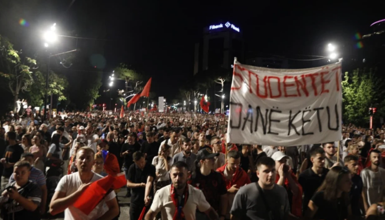 Alben Kola drejton protestën e 17-të para Kryeministrisë/ Fjalimet u lihen të rinjve, sulmohet komisionerja e BE-së