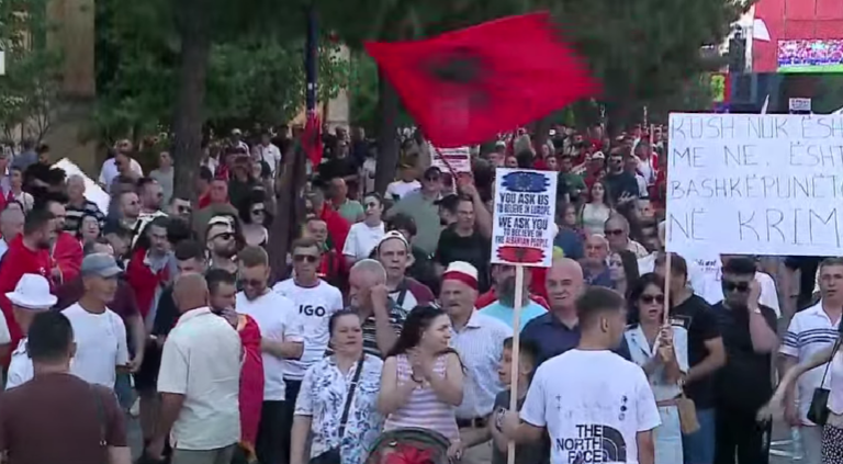 Dita e 18-të e protestës, qytetari: Intelektualët kanë mundësi të pastrojnë ndërgjegjen në këtë rebelim popullor