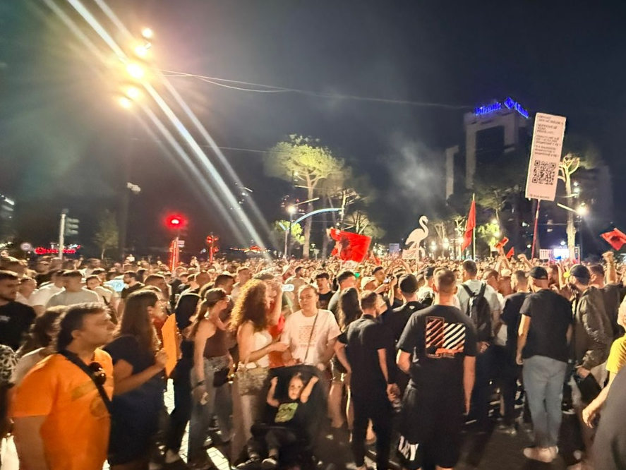 Pas fjalimeve nis marshimi  qytetarët  Do të jemi këtu derisa klasa politike të shkojë në burg