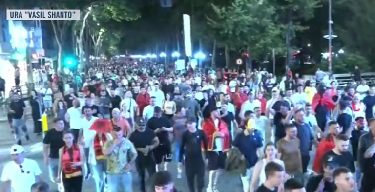 Protestuesit thirrje qytetarëve të ngrihen nga lokalet: Bashkohuni me ne në këtë REVOLUCION