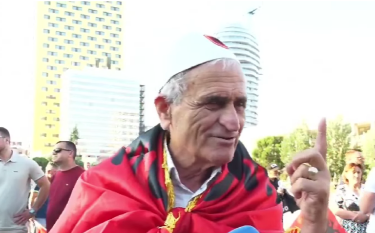 Dita e 20-të e protestës, qytetari: Rinia na zgjoi shpresën e shpirtin, Rama dhe Berisha si ushunjëza