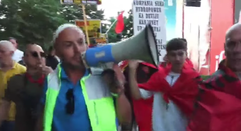 Disa qytetarë shohin ndeshjet e Botërorit në shesh, protestuesit: Bashkohuni me ne