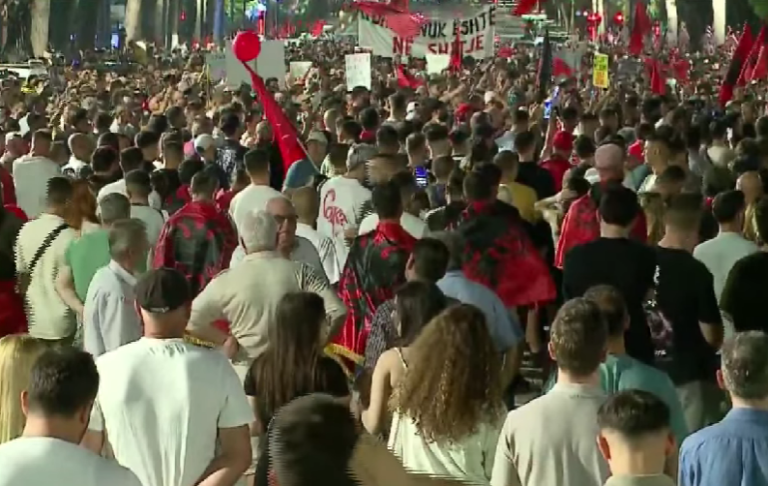 Protestuesja franceze mesazh nga protesta për BE-në: Ne jemi Europa, po aq sa ju kemi nevojë për ne