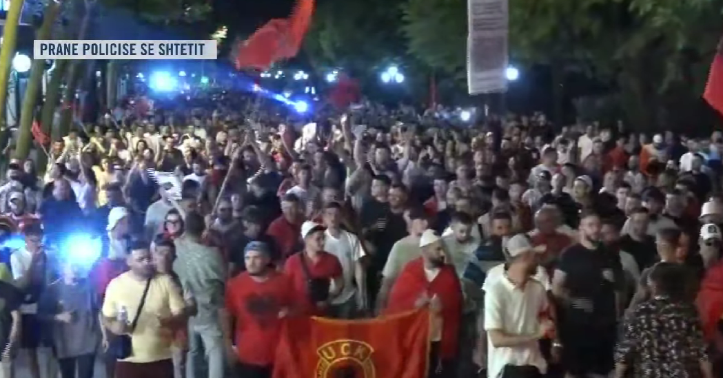 Nis marshimi  protestuesit thirrje qytetarëve  Çohuni nga kafja