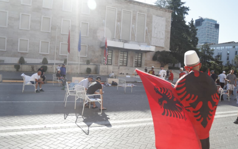 Një grup protestuesish rrinë gjithë natën para kryeministrisë