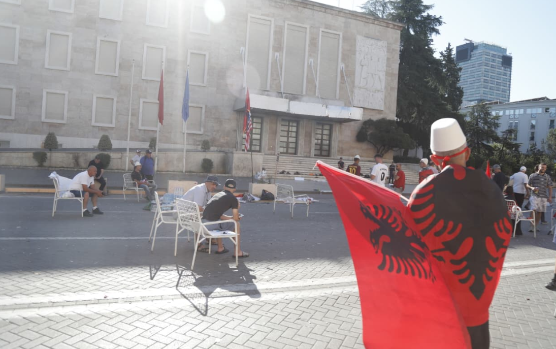nje-grup-protestuesish-rrine-gjithe-naten-para-kryeministrise