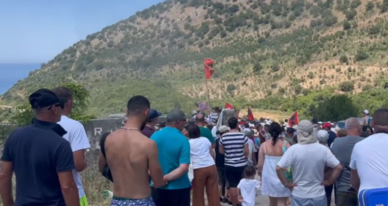 Plas në Kakome/Banorë të shumtë heqin rrethimin, prishen kabinat e rojeve…