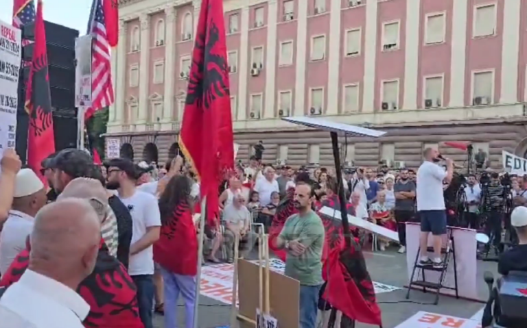 Dritan Goxhaj në protestë, qëndron pranë podiumit të fjalimeve