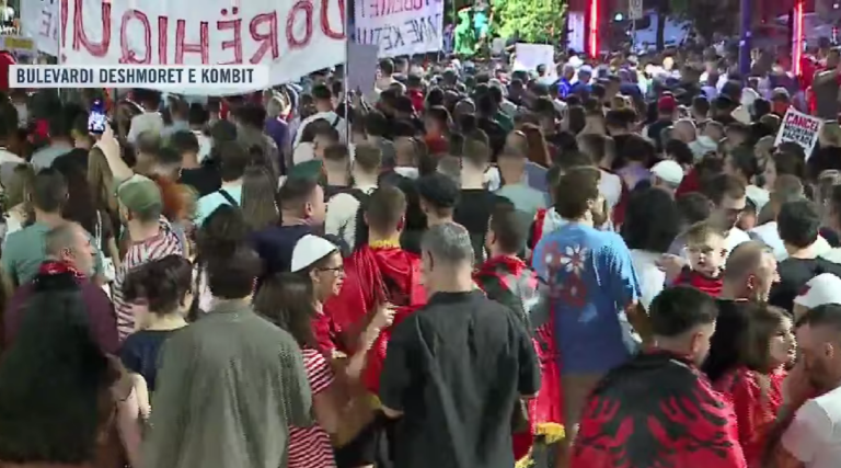 Pas fjalimeve nis marshimi, qytetarët: Rama jepe dorëheqjen!