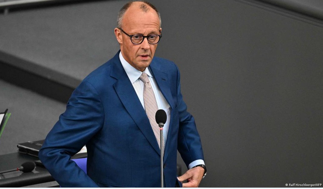 DW  Kuotat publike të Kancelarit gjerman në humnerë  