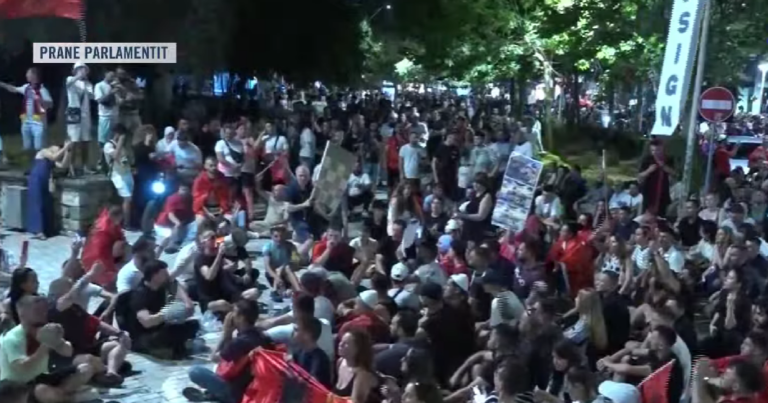Protestuesit ulen këmbëkryq përballë Parlamentit