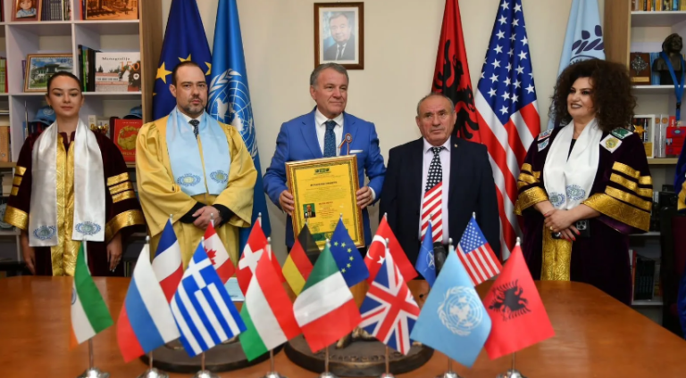 Marin Meksi nderohet me titullin “Misionar Paqeje” nga misioni diplomatik për paqe dhe prosperitet