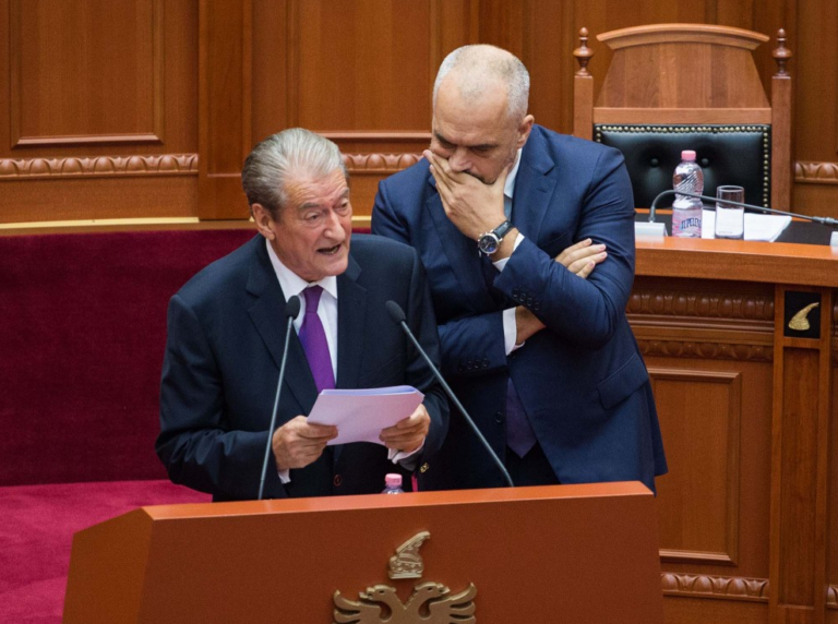 Pse e merr i vetëm Rama përballjen me protestën? Dhe pse PD-PS vazhdojnë të mbeten ”parti të liderit”?