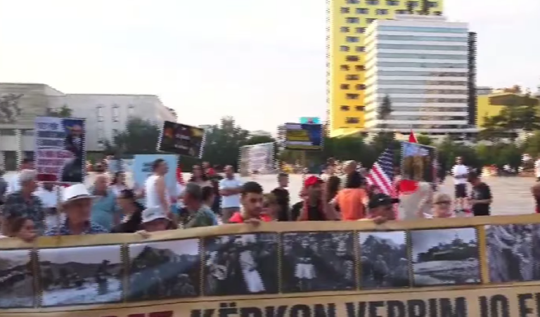 Protesta në ditën e 27, thirrja nga sheshi: Parlamenti është kundër popullit