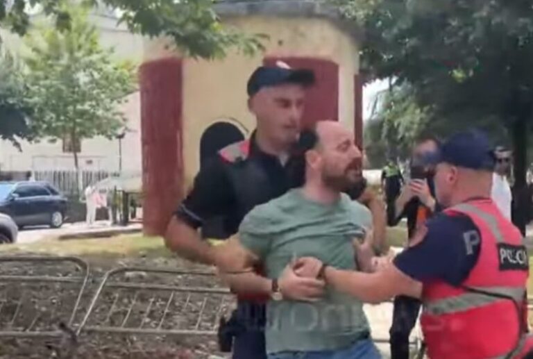 Përshkallëzohet tensioni para Parlamentit, policia arreston Dritan Goxhajn