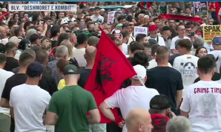 31 ditë protestë, qytetari: PS dhe PD sot në Parlament ishin kundër popullit
