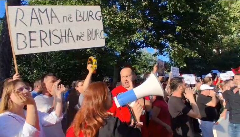 “Rama në burg, Berisha në burg”, protestuesit mesazhe të forta nga protesta