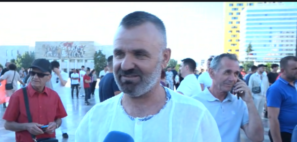 Dita e 13-të/ Emigrantët vijnë në protestë: Ikëm për një copë bukë, këta shkatërruan vendin