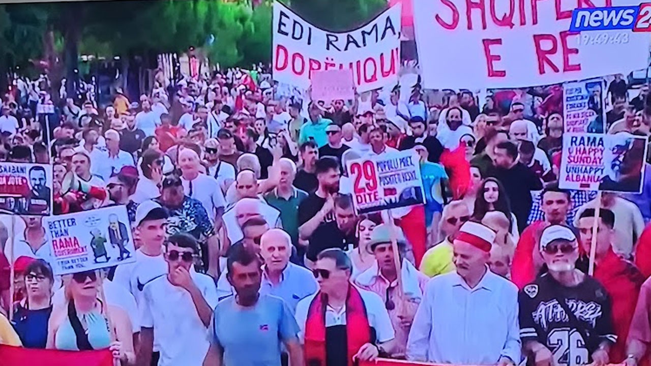 Tiranë  protesta hyn në ditën e 29 të me një pjesëmarrje të reduktuar dhe atmosferë të qetë në shesh