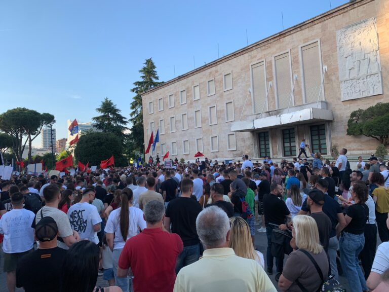FOTO/ Qytetarët refuzojnë ftesën nga Rama: S’ka dialog, Shqipëria është e jona