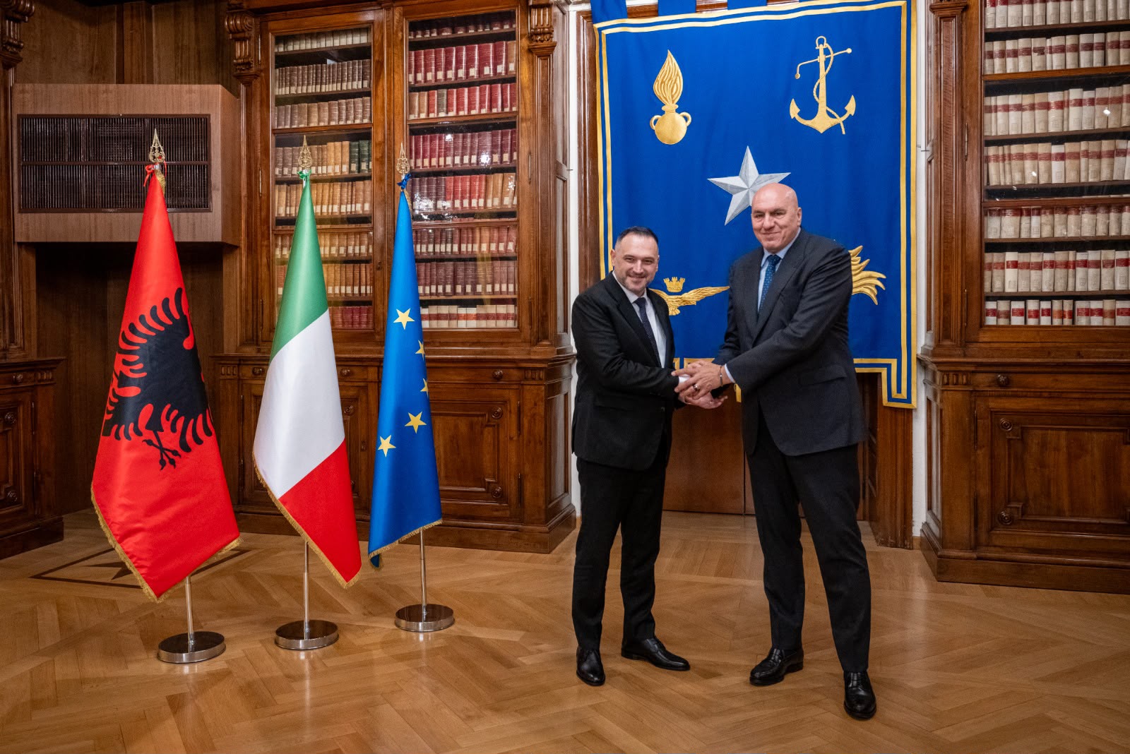 Ministri Nufi mikpritet nga homologu italian Crosseto  Intensifikojmë bashkëpunimin në fushën e mbrojtjes dhe sigurisë