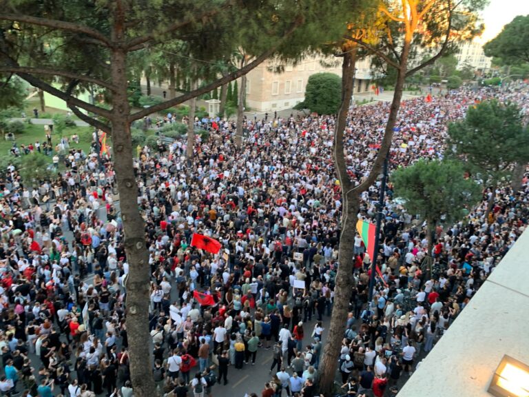 FOTO/VIDEO-Dita e pestë e protestës: Dorëheqje e qeverisë dhe anulimi i Zvërnecit
