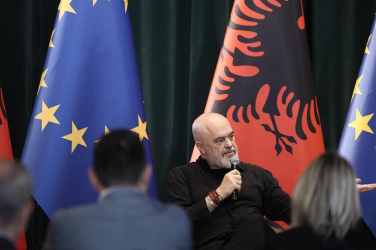 ”Trurin e keni në rregull, problemi është sa i hapur për faktet”, Rama debat me gazetaren rumune për Sazanin