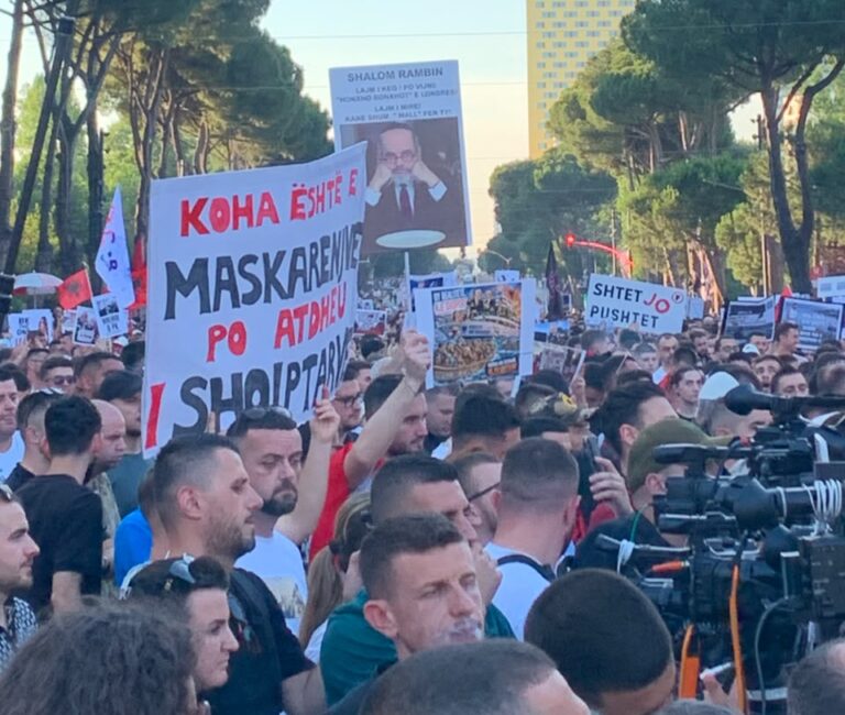 FOTO/ Protesta për Zvërnecin, qytetarët: Qeveri tranzitore dhe të formohet një front politik nga intelektualët