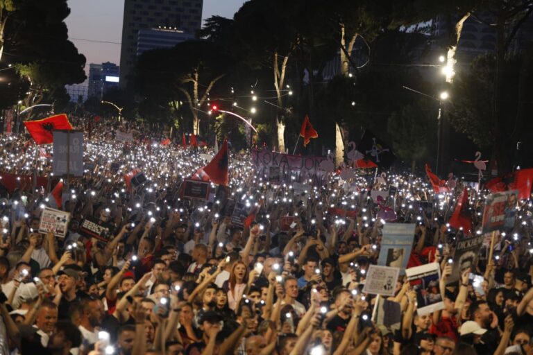 Tirana në këmbë. Vijon marshimi, protestuesit kalojnë mes makinave, duartrokiten nga qytetarët