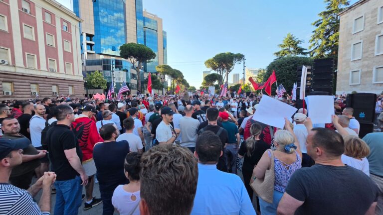 FOTO-VIDEO nga protesta, qytetarët: Rama dhe Berisha të shkojnë në burg