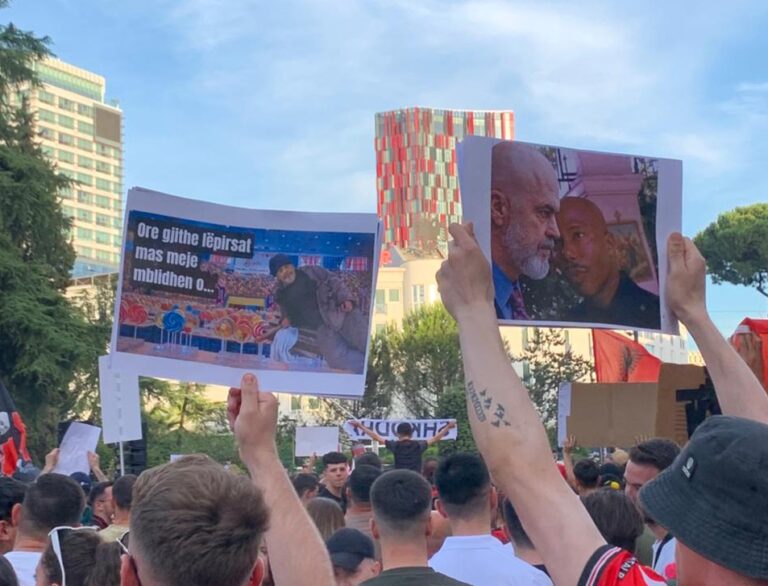 Protestat hyjnë në ditën e 15-të, qytetarët me flamuj amerikanë dhe britanikë tubim para Kryeministrisë
