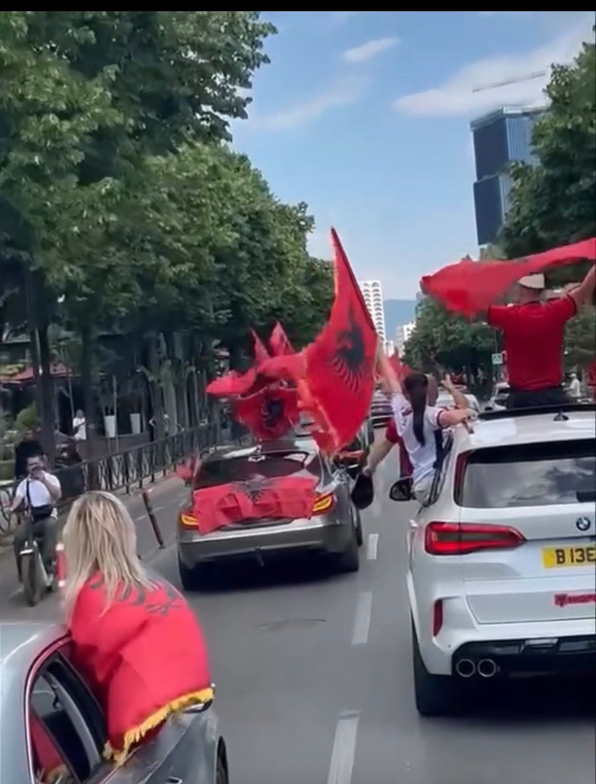 Me këngë patriotike dhe flamuj kuqezi  shqiptarët mbulojnë kryeqytetin