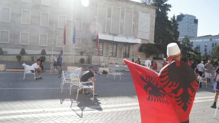 Karriget dhe këpucët e protestuesve hiqen nga hyrja e Kryeministrisë